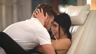 Брюнетка в огне страсти: мощный анальный оргазм с любовником