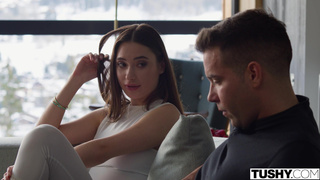 Лыжи в сторону: бурный отдых брюнетки и ее персонального тренера