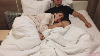 Сестра сделала горячий минет во время кино – развратный сюрприз под одеялом