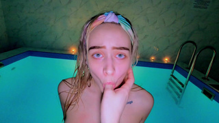 Развратная Молли Кельт доминирует у бассейна