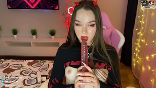 Сексуальная дьяволица в откровенном косплее играет с дырочками