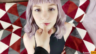 Фиолетовая соблазнительница Лина Мур кончает трижды и наслаждается вкусом