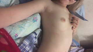 Юная нимфетка дрожит от дикого оргазма в одиночестве