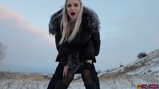 Зимний экстрим: горячий секс на морозе в дерзкой позе
