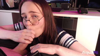 Секс на работе: страстный минет под столом в офисе