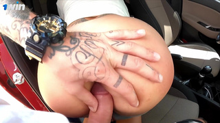 Горячий секс в машине со спортсменкой: страстный минет и жесткий трах