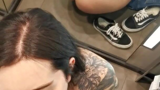 Дерзкий кунилингус в примерочной – скрытая камера