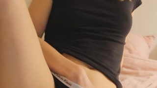 Горячее видео: страстная девушка в соло-действии