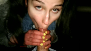 Лихая блондинка берет ротиком по полной