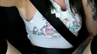 Секс на колесах: страстная мастурбация и кончающие трусики Laruna Mave