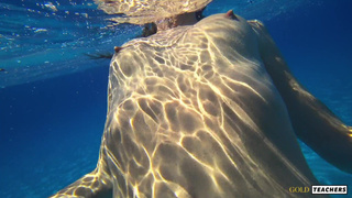 Голая красотка шокирует пляж откровенным заплывом