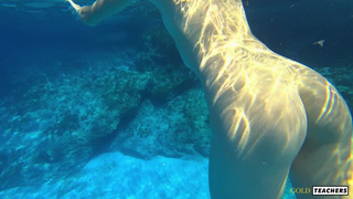 Голая красотка шокирует пляж откровенным заплывом