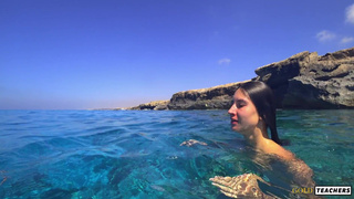 Голая красотка шокирует пляж откровенным заплывом