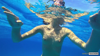 Голая красотка шокирует пляж откровенным заплывом