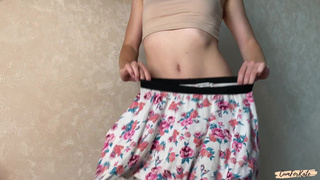 Наслаждение без границ: как она соблазняет в юбке без белья