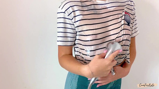 Сочная развратница в мокрой футболке и обтягивающих леггинсах в душной ванной