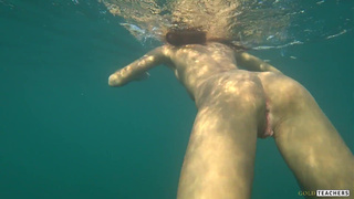 Секс на пляже: русская нимфа купается голой в людном месте