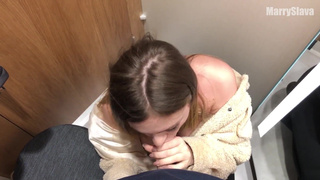 Шальные покупки: жесткий минет в магазинной кабинке