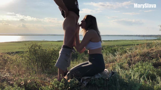 Фитоняшка с сочными формами жарит на природе – горячее видео для ценителей