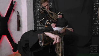 Священник и грешная монашка: жесткий доггистайл за непослушание