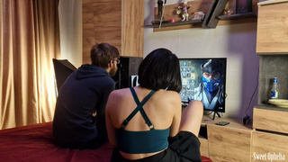 Проиграла в Mortal Kombat – пришлось отрабатывать в постели с глубоким минетом и жестким ритмом