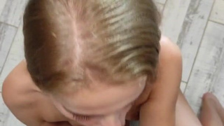 Сексуальная блондинка в красном белье страстно удовлетворяет мужчину