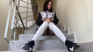 Страсть в подъезде: студенческая мастурбация в общественном месте