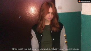 Рыжая нимфа дрочит в темном углу лестничной клетки