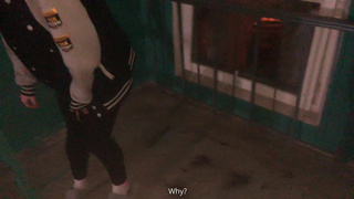 Рыжая нимфа дрочит в темном углу лестничной клетки