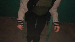 Рыжая нимфа дрочит в темном углу лестничной клетки