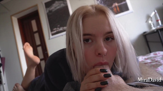 Горячее видео: блондинка отсасывает с таким мастерством, что сводит с ума