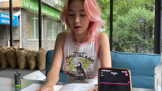 Стеснительный парень кончает под взглядом сочной азиатки