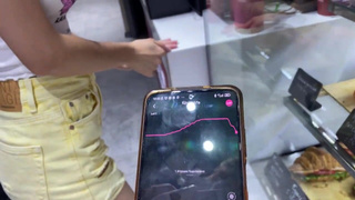 Стеснительный парень кончает под взглядом сочной азиатки