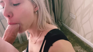 Страстная кошечка жадно ласкает член и наслаждается густой спермой