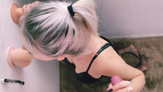 Блондинка в жаркой оргии с несколькими парнями