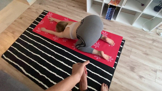 Толстушка в йоге и страстный тренер: горячий секс на коврике