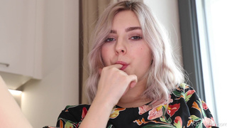 Ева завелась без парня – страстная мастурбация на столе