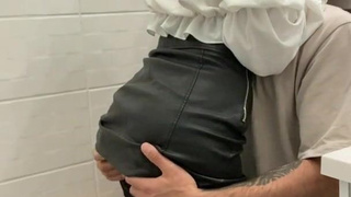 Отчаянная ночь: жесткий трах в публичном месте