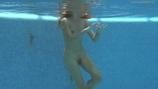 Сочная Ирина Русская обнажается в бассейне