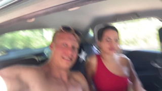 Горячее видео: страстный минетик в авто