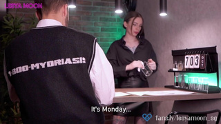 Горячий секс в баре: он лижет и получает по заслугам!