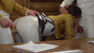 Раздвигаю киску для двух мощных титанов — жесткое удовольствие