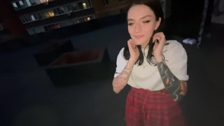 Страстный минет на крыше или жаркая порка — что выберет шалунья?