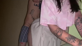 Хотела устроить шоу в подъезде — но передумала и отдалась страсти