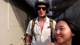 Нежная азиатка ублажает и принимает сперму