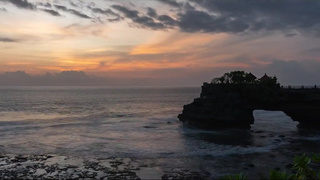 Нежная азиатка ублажает и принимает сперму