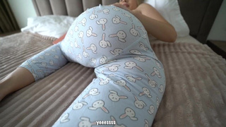 Проснулся от стонов, а это мамка мастурбирует — ну как не помочь?