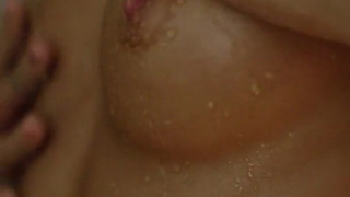 Горячая девчонка играет с воском в душе – сочные капли на разгоряченном теле