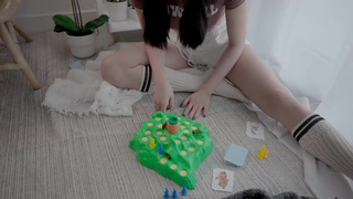 Страстная азиатка играет с грудью и доводит себя до оргазма