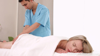 Сочные ласки массажиста: как Alice получила двойное удовольствие